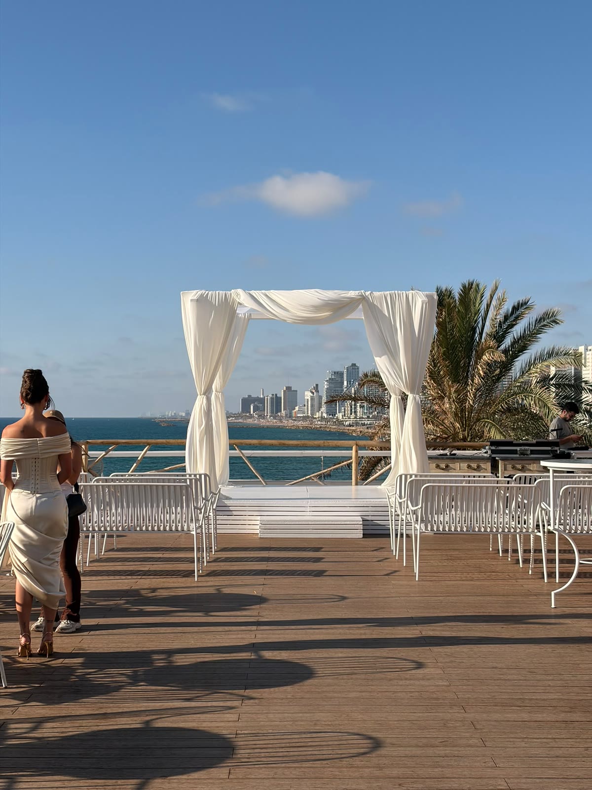 חופה לבנה על רקע הים וקו הרקיע של תל אביב
